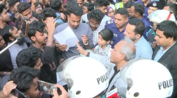 ৭ দফা দাবিতে স্বরাষ্ট্র উপদেষ্টার গাড়ি আটকালো ছাত্রজনতা